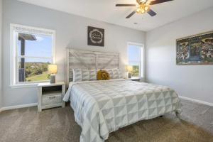 Postel nebo postele na pokoji v ubytování StoneBridge Escape - Sleeps 8