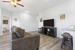 TV a/nebo společenská místnost v ubytování StoneBridge Escape - Sleeps 8 + 16 fotografií