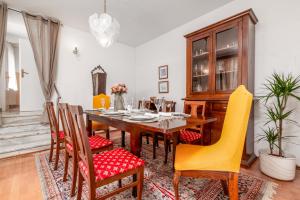 une salle à manger avec une table et des chaises en bois dans l'établissement Family friendly house with a swimming pool Krnica, Marcana - 24375, à Krnica