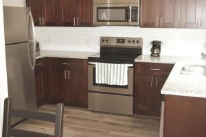 夏洛特312C State St Stylish 2BR Near Uptown Your Perfect Home Base!的配有炉灶和冰箱的厨房 更多7张照片
