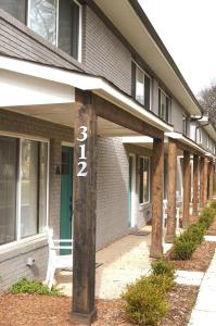夏洛特312C State St Stylish 2BR Near Uptown Your Perfect Home Base!的门廊,前面设有长凳