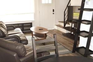 312C State St Stylish 2BR Near Uptown Your Perfect Home Base!的休息区