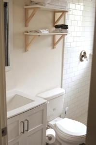 夏洛特312C State St Stylish 2BR Near Uptown Your Perfect Home Base!的配有白色马桶和水槽的浴室