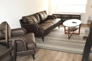 312C State St Stylish 2BR Near Uptown Your Perfect Home Base!的休息区