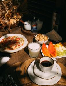 Pousada Ó Paí, Ó في كرايفا: طاولة عليها أطباق طعام وفنجان قهوة +7 صور