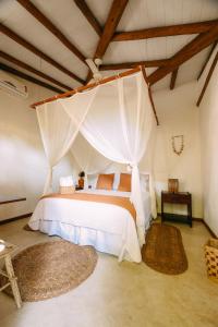 Pousada Ó Paí, Ó في كرايفا: غرفة نوم بسرير مع ناموسية