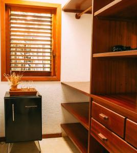 Pousada Ó Paí, Ó في كرايفا: مطبخ مع ثلاجة سوداء ونافذة