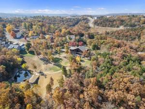 una vista aérea de una casa en el bosque en The Bunkhouse at Rock Canyon, en Branson