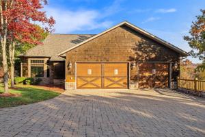 una casa con garaje y entrada para coches en The Bunkhouse at Rock Canyon, en Branson