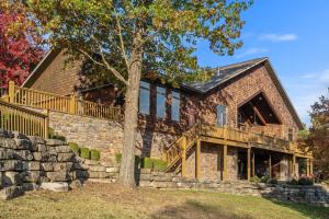Casa de ladrillo con balcón y árbol en The Bunkhouse at Rock Canyon, en Branson 39 fotos más