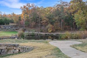 un paseo en un parque junto a un estanque en The Cabin at Rock Canyon, en Branson