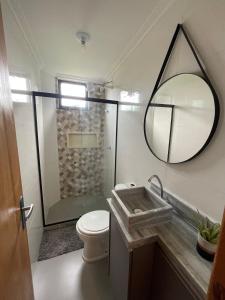 Lindo Apartamento - 600 metros da Praia de Itaparica في فيلا فيلها: حمام مزود بمرحاض ومغسلة ومرآة +17 صورة