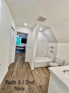 Koupelna v ubytování Beach House By The Bay, Sleeps 19, 9 Car Parking