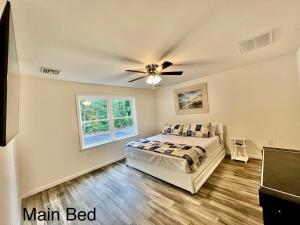 Postel nebo postele na pokoji v ubytování Beach House By The Bay, Sleeps 19, 9 Car Parking