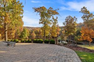 Un patio de ladrillo con árboles al fondo. en The Lodge at Rock Canyon, en Branson