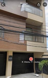 Lindo Apartamento - 600 metros da Praia de Itaparica في فيلا فيلها: مبنى فيه بوابة وكراج