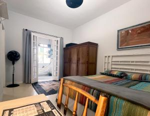 a bedroom with a bed and a table in it at Suíte Exclusiva Charmosa com Varanda Verde - 100m da Paulista in Sao Paulo