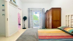 a bedroom with a bed with a colorful rug at Suíte Exclusiva Charmosa com Varanda Verde - 100m da Paulista in Sao Paulo