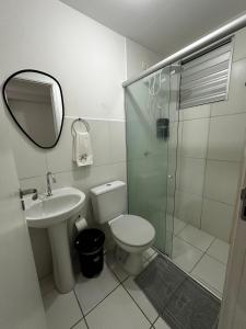 ein Badezimmer mit Toilette, Waschbecken und Spiegel in der Unterkunft Ap da Thay - Os tropeiros in Campina Grande