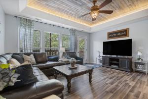 un soggiorno con divano e TV a schermo piatto di Blue Oak Hideaway - A Kids Paradise a Branson West