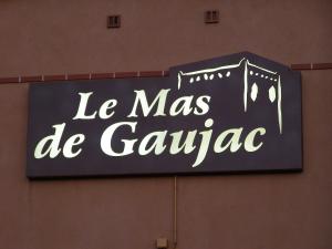 a sign that says le mass be gaza on a wall at Le Mas De Gaujac in Lézignan-Corbières