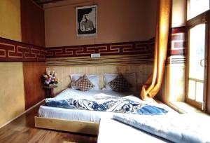 Ένα ή περισσότερα κρεβάτια σε δωμάτιο στο LKD Homestay Kaza By Soma Stays
