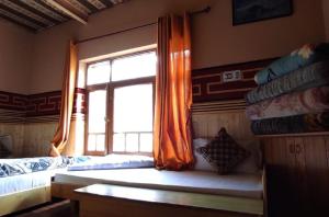 Ένα ή περισσότερα κρεβάτια σε δωμάτιο στο LKD Homestay Kaza By Soma Stays