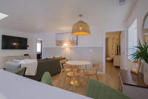 ein Wohnzimmer mit Couch und Tisch in der Unterkunft Bohemian Chic an Eclectic Escape-Hot Tub-Pet Friendly-No Pet Fees! in Albuquerque