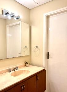 a bathroom with a sink and a mirror at Mestre Pádel House in San Bernardino