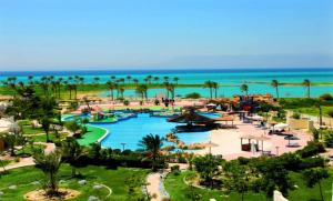 an aerial view of a resort with a pool and the ocean at فيلا خاصة بمنتجع هوليداي ان فانتازيا - راس سدر باطلالة على البحر in Ras Sedr