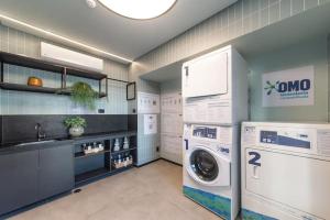 a large laundry room with a washer and dryer at Ap novo, perto de Congonhas, com cama queen size in São Paulo