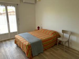 a bedroom with a bed and a chair and a window at Maison avec Jardin près du Lac de Gastes - 6 pers, Ménage inclus, Idéale Familles - FR-1-319-407 in Gastes