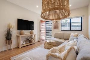 罗斯巴德Villa Morava - Pet-friendly Beachside Comfort的客厅里有一张沙发和一台电视