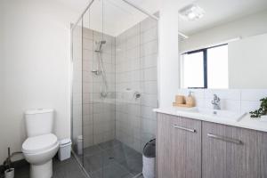 罗斯巴德Villa Morava - Pet-friendly Beachside Comfort的带淋浴、马桶和水槽的浴室 更多14张照片