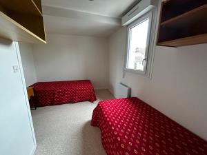 Ένα ή περισσότερα κρεβάτια σε δωμάτιο στο Appartement lumineux avec Wi-Fi à 150m des Thermes - FR-1-541-176