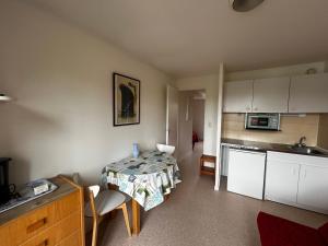 Η κουζίνα ή μικρή κουζίνα στο Appartement lumineux avec Wi-Fi à 150m des Thermes - FR-1-541-176