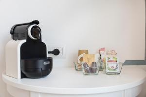 una macchinetta del caffè seduta sopra un bancone di La Terrazza a Rho