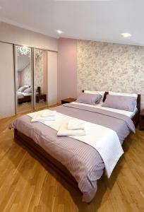 Ένα ή περισσότερα κρεβάτια σε δωμάτιο στο GRAND Apartments on Rynok Square