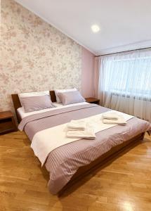 Ένα ή περισσότερα κρεβάτια σε δωμάτιο στο GRAND Apartments on Rynok Square