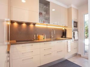 eine Küche mit weißen Schränken und einer Spüle in der Unterkunft Holiday Home in Spain with Pool near Beach in Pineda de Mar