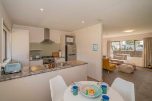 Kuchyň nebo kuchyňský kout v ubytování Hosts on the Coast Cosy on Catherine