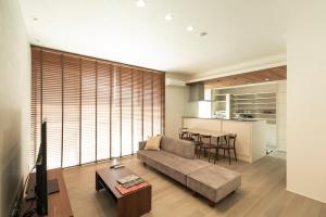 a living room with a couch and a table at MOVA VILLA Koshi Daiwa 1 in Yuge