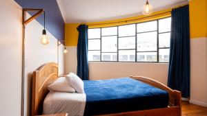 Voodi või voodid majutusasutuse Community Hostel Quito toas