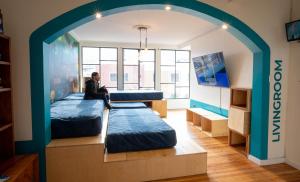 Voodi või voodid majutusasutuse Community Hostel Quito toas