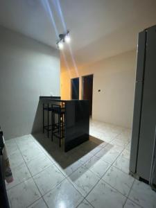 een lege kamer met een tafel in een kamer bij Casinha 09 in João Pessoa