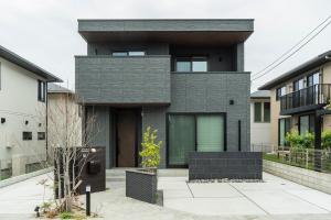 a modern house with a black facade at MOVA VILLA Koshi Daiwa 3 in Yuge