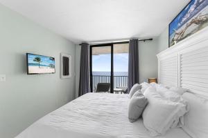 une chambre avec un lit blanc avec vue sur l'océan dans l'établissement New Listing-Pristine Cozy Ocean Penthouse Condo, à Marco Island