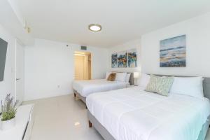 due letti in una stanza con pareti bianche di Bright and Cozy 2BR at Brickell, Free Parking a Miami