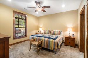 Un dormitorio con una cama y un ventilador de techo. en Serenity Escape by the Lake - Condo for 6 with Resort-style Amenities, en Branson