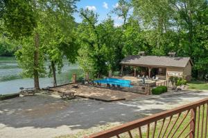 una imagen de una casa con piscina en Serenity Escape by the Lake - Condo for 6 with Resort-style Amenities, en Branson